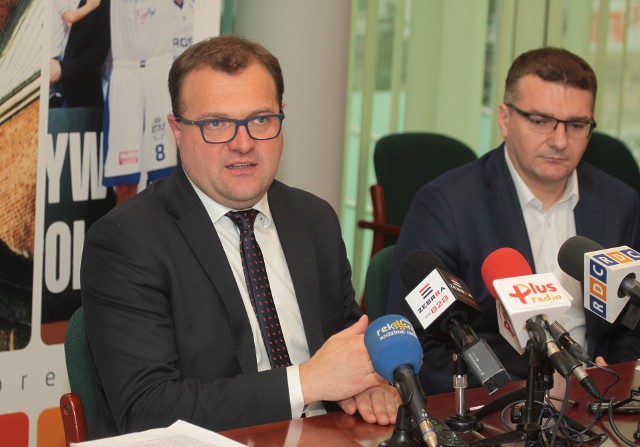O projekcie budżetu Radomia na 2018 rok mówili w środę prezydent Radomia Radosław Witkowski (z lewej) i skarbnik miasta Sławomir Szlachetka.