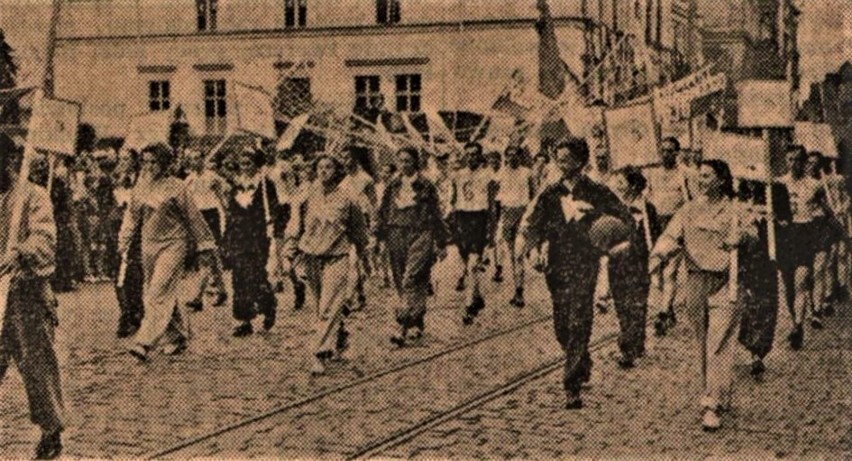 1 Maja. Młodzi sportowcy przed trybuną na pl. Wolności.