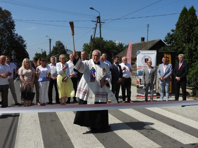 Nowa droga w Modrzejowicach w gminie Skaryszew została uroczyście otwarta.