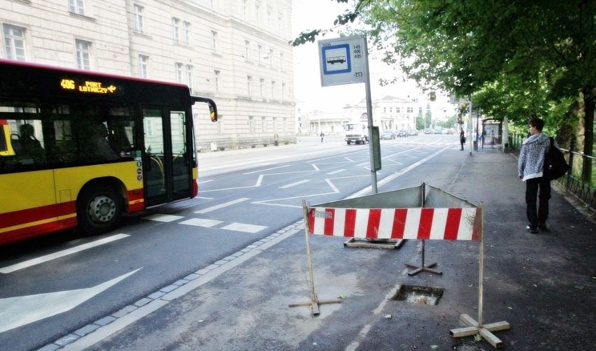 Urzędnicy przesunęli przystanek na Podwalu. Pasażerowie obstawiają, gdzie zatrzyma się autobus...