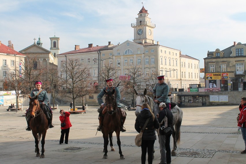 Pokaz historyczny na rynku, kwiaty przy pomniku Słowackiego