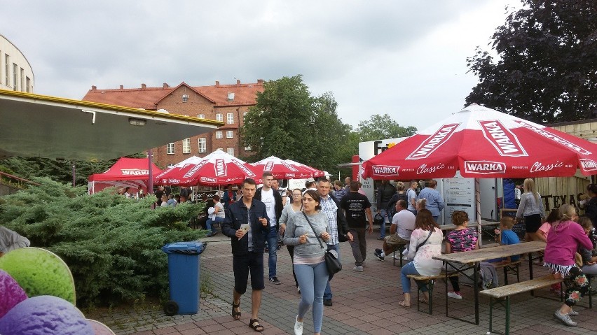 Jaworzno: Food trucki przed halą widowiskowo-sportową i dobra muzyka [ZDJĘCIA]