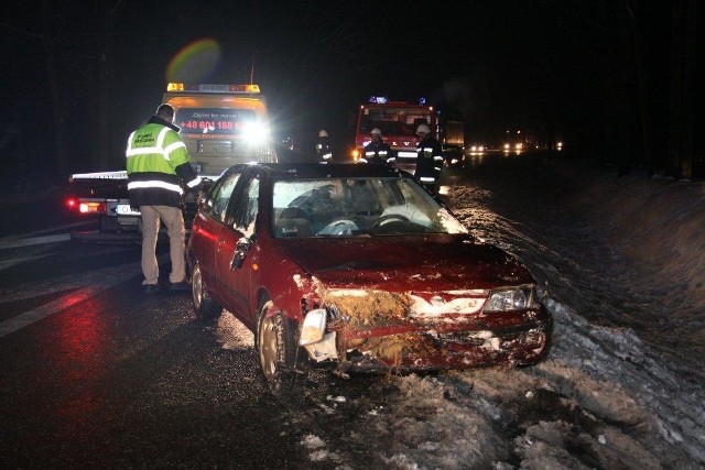 Nissan dachował w rowie.