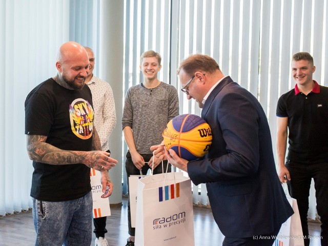 Zespół Sky Tattoo Radom został mistrzem Polski do lat 23 w koszykówce 3x3. Drużyna w finałach zagrała w składzie: Kamil Waniewski,Maks Czapla, Bartek Żuk, Karol Nowakowski. Zwycięzcy zostali zaproszeni i nagrodzeni przez prezydenta Radomia, Radosława Witkowskiego, który pogratulował sukcesu. ZOBACZ ZDJĘCIA NA KOLEJNYCH SLAJDACH ===>>> 