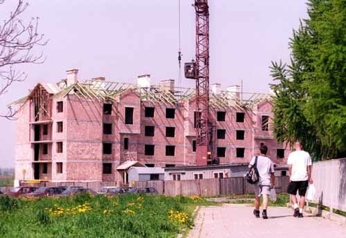 omimo recesji chętnych na kupno domu lub mieszkania nie brakuje. na zdjęciu budowa nowych bloków na rzeszowskiej Baranówce.