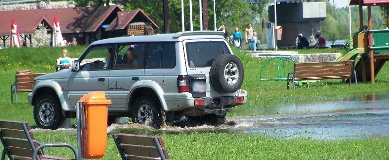 Bezmyślny kierowca jeździł autem terenowym po zalanej promenadzie w Santoku