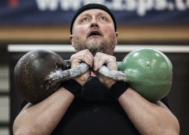 Kettlebell to ćwiczenia z odważnikami z uchwytem. Dyscyplina rozwinęła się w Rosji (zwłaszcza w środowisku robotniczym i wojsku), a w latach 90. zaczęła podbijać cały świat. W Toruniu funkcjonuje drużyna Girevoy Sport, której reprezentanci mają na koncie pierwsze międzynarodowe sukcesy. W weekend w hali "Spożywczaka" wyłoniono najlepszych w Polsce w tym sporcie.