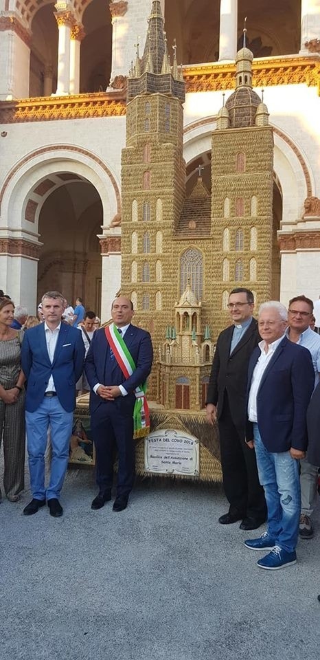 Włosi ofiarowali Wieliczce zbożową miniaturę Kościoła Mariackiego