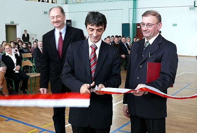 Symboliczną wstęgę przecina burmistrz Jarosław Samela. Z prawej Czesław Kozłowski- dyrektor gimnazjum, z lewej Zbigniew Kroczek- wykonawca hali