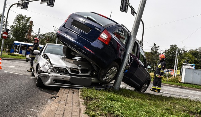 - Zgłoszenie o zdarzeniu dostaliśmy o godz. 12.53 - podaje dyżurny bydgoskich strażaków. - Na rondzie Fordońskim doszło do kolizji. Nie ma poszkodowanych ze wstępnych informacji. Są drobne utrudnienia w ruchu na jednym pasie Fordońskiej i jednym - Wyszyńskiego. Uszkodzony został też słup oświetleniowy.Policja zgłoszenie o zdarzeniu otrzymała kwadrans po 12. - Kierujący skodą od ronda Toruńskiego znajdujący się na lewoskręcie na rondzie Fordońskim nie zastosował się do sygnalizacji świetlnej i zderzył się z prawidłowo jadącym od ulicy Fordońskiej bmw - podaje asp. szt. Lidia Kowalska z zespołu prasowego KWP Bydgoszcz. Na miejsce przyjechało pogotowie, przebadano uczestników zdarzenia i na szczęście nie ma poszkodowanych.Policja uznała to za kolizję i informuje, że nie ma już utrudnień na rondzie, z którego auta zostały już zabrane.