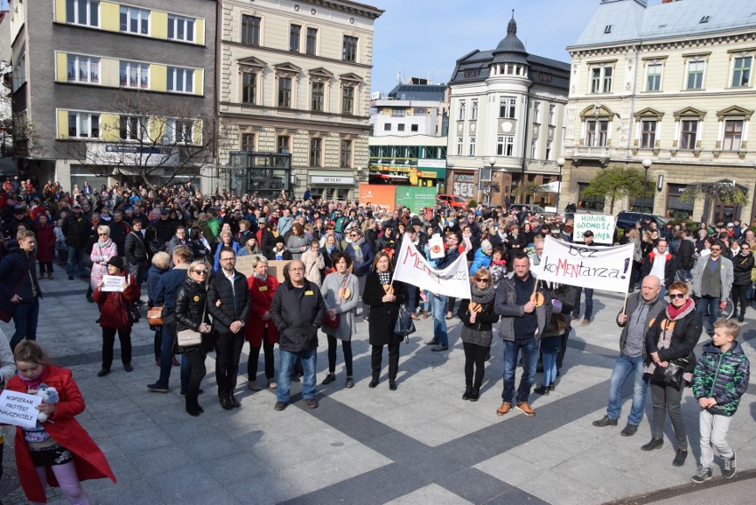 Bielsko-Biała: Wiec poparcia dla strajkujących nauczycieli. Plac Chrobrego wypełniony po brzegi [ZDJĘCIA]