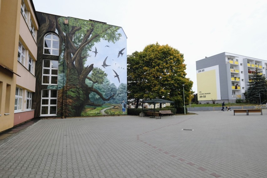 Na ścianie Szkoły Podstawowej nr 50 w Poznaniu powstał...