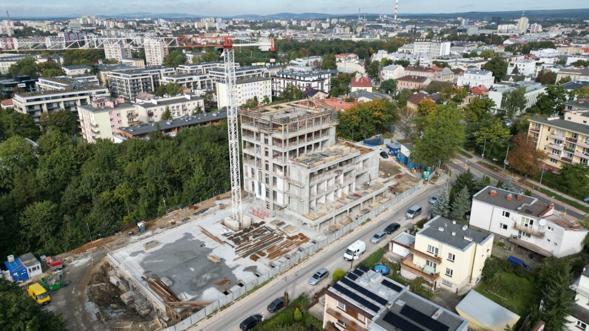 Nowa siedziba Narodowego Funduszu Zdrowia budowana w Kielcach jest coraz wyższa. Zimą pracę rozpoczną się w środku