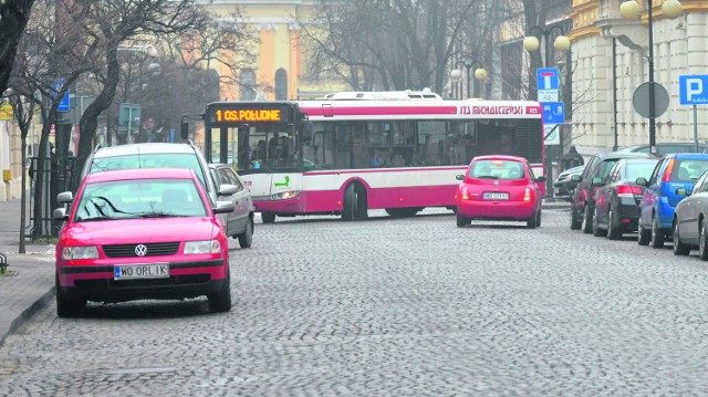 Samochody parkujące w dozwolonym miejscu po zachodniej stronie ulicy Piłsudskiego, na odcinku między Sienkiewicza a Traugutta, codziennie utrudniają przejazd autobusom miejskim linii 1 i 15. 