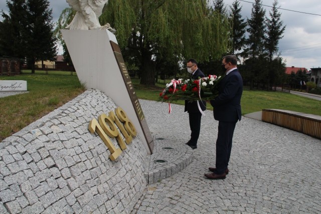 Tomasz Matlakiewicz i Marek Kilianek złożyli w niedzielę kwiaty pod pomnikiem w Skrzyńsku.