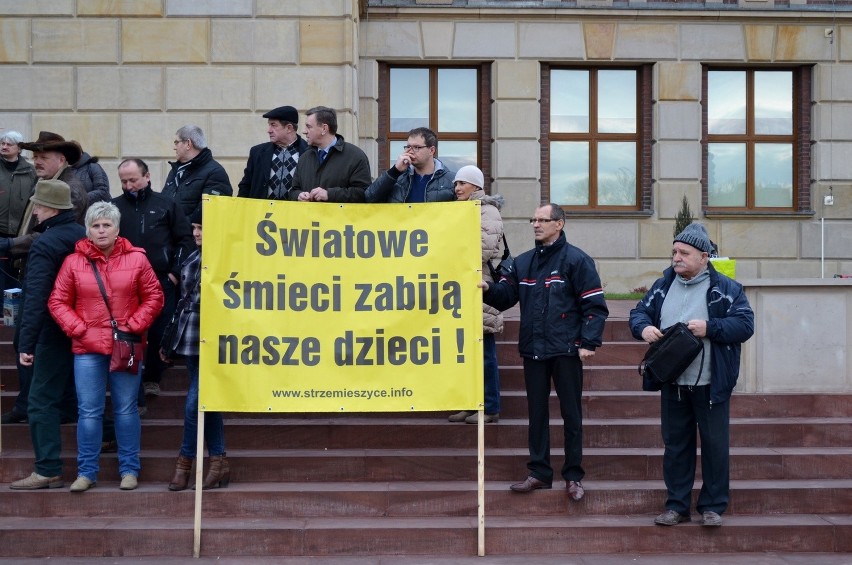 Dąbrowa Górnicza: ekologiczny protest przed Pałacem Kultury Zagłębia [WIDEO, ZDJĘCIA]