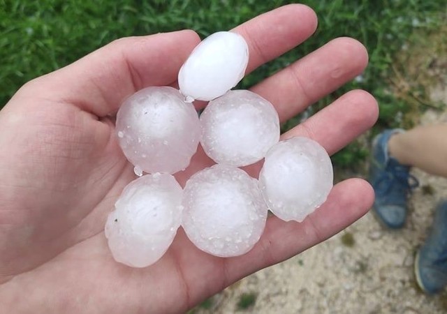 Tak wyglądał grad w Nizinach w powiecie buskim. Instytut Meteorologii i Gospodarki Wodnej wydał ostrzeżenie dla województwa świętokrzyskiego. Dotyczyło ono możliwości wystąpienia burz z gradem. Prognozy sprawdziły się. W niektórych miejscach województwa popadało naprawdę mocno. Więcej zdjęć na kolejnych slajdach. ZOBACZ TAKŻE: Na tegoroczny urlop wakacyjny wydamy więcej niż przed rokiem Źródło: Agencja Informacyjna Polska Press