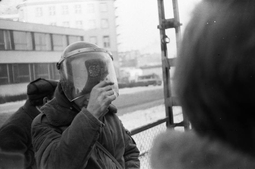 Unikatowe zdjęcia stanu wojennego. Fotografie stolarza z Dolnego Śląska (ZOBACZ)