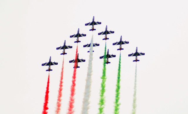 Air Show 2018 Radom. Włoska grupa akrobacyjna Frecce Tricolori wykonała wysoki wariant pokazów w skrajnie niekorzystnych warunkach.