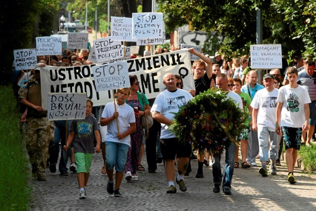 Po śmierci Pawła Tomasika mieszkańcy Wrzeszcza zorganizowali marsz "przeciwko brutalności policji". Rodzina zmarłego uważa, że został on pobity przez funkcjonariuszy
