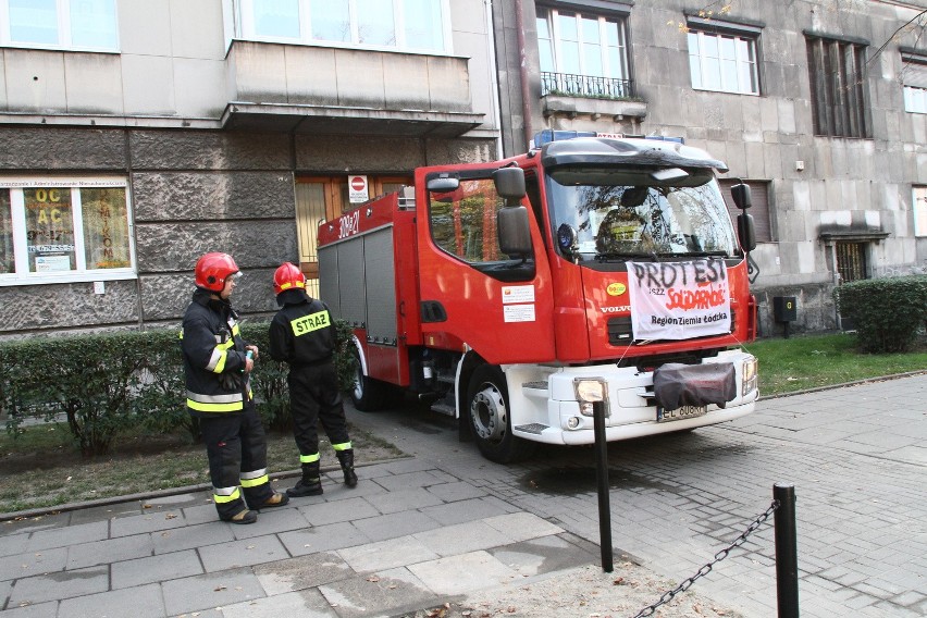 Akcja strażaków na Narutowicza w Łodzi. Trzy osoby trafiły do szpitala [ZDJĘCIA]