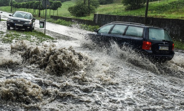 W całym mieście widać skutki nawałnicy, która przeszła nad Bydgoszczą.Dzisiaj po południu przez Bydgoszcz przeszła spora nawałnica. Wiele ulic jest zalanych lub zatarasowanych przez połamane konary. Strażacy zanotowali już niemal 150 interwencji.Nawałnica w Bydgoszczy