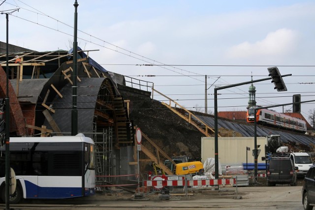 Oprócz likwidacji nasypu, jednym z ważnych elementów kolejowej inwestycji jest przebudowa wiaduktu przy Hali Targowej