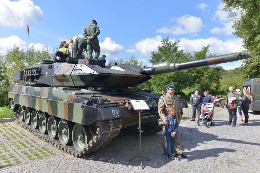 Skrzydła nad Sandomierzem – piknik militarny na Bulwarze Piłsudskiego z zapierającymi dech pokazami lotniczymi (NOWA GALERIA ZDJĘĆ)