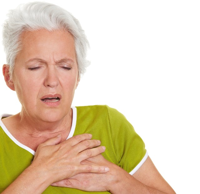 Dusznica bolesna, nazywana też dławicą piersiową, objawia się przede wszystkim występowaniem kłującego bólu w klatce piersiowej.