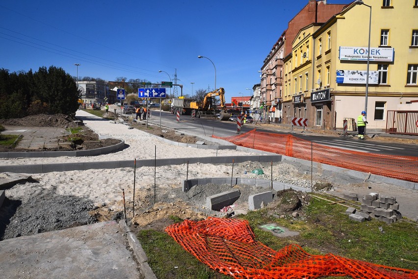 Trwa budowa ścieżek rowerowych wzdłuż ulicy Kruszwickiej...