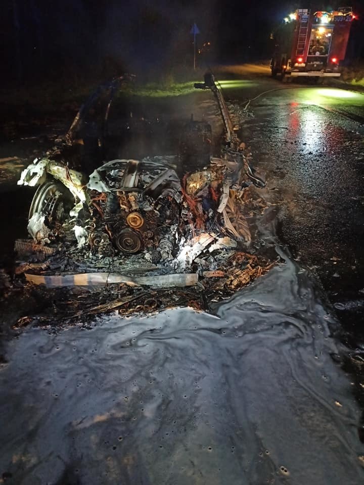 Gosie Małe. Pożar samochodu przy S8. Auto spłonęło doszczętnie (zdjęcia)