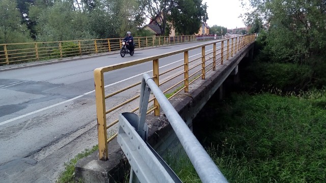 Most na rzece Bukowa w Jastkowicach - już z jego wyglądu widać, że to przestarzała konstrukcja i wymaga modernizacji