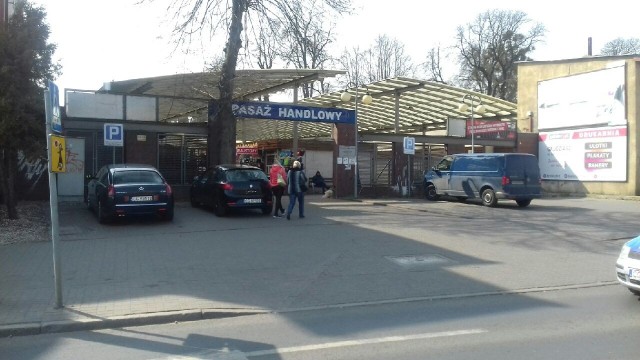 Jest pasaż handlowy, a ma być częściowo parking - taki jest plan na zagospodarowanie pustych przestrzeni na pasażu przy al. 23 Stycznia w Grudziądzu.