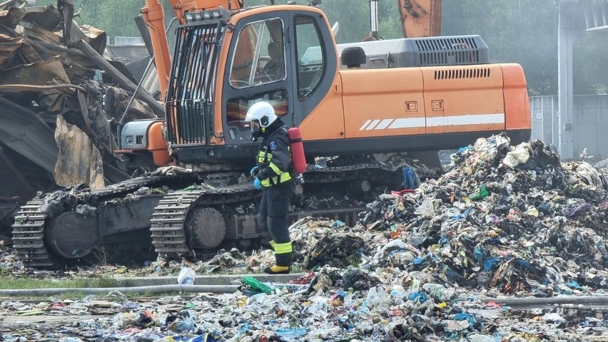 Potężny pożar na terenie sortowni śmieci w Promniku. Strażacy nadal pracują. We wtorek w akcji był ciężki sprzęt. Zobaczcie zdjęcia