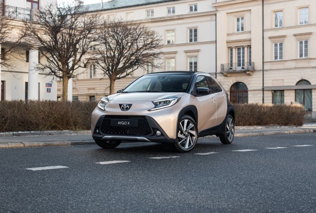 Wzorem modeli Yaris i Yaris Cross, tak samo Aygo X jest zupełnie inne i nie przypomina „zwykłej” Toyoty Aygo, która jest na rynku od 2014 roku. W porządku, tył obu aut jest podobny – charakterystycznie ścięta klapa, bardzo krótki zwis tylny, pionowe klosze lamp i solidne wcięcie w zderzaku.