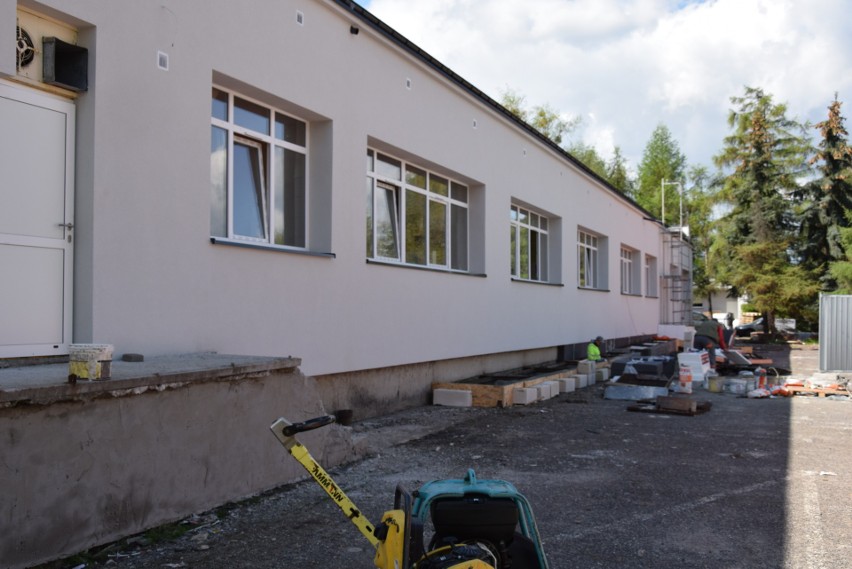 Wielkie zmiany w Specjalistycznym Szpitalu Ducha Świętego w Sandomierzu. Trwa remont na oddziałach, zmienia się otoczenie