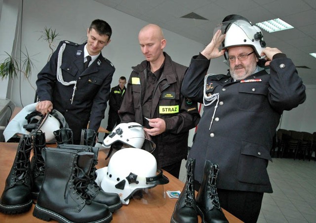 Od lewej: naczelnik OSP w Drozdowie Mateusz Panońko, strażak kierowca Paweł Jackowiak i prezes Waldemar Wronek. 
