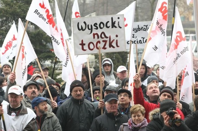 Manifestacja przed Urzędem Wojewódzkim w Kielcach.