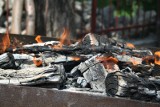 Ińsko. Pożar drewna w firmie Gryfskand. Strażacy działali tam przez całą noc