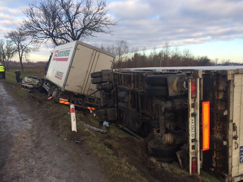 Gmina Jedlnia-Letnisko. Wypadek w Lasowicach. Ciężarówka i samochód osobowy stanęły w płomieniach. Dwie osoby ranne 