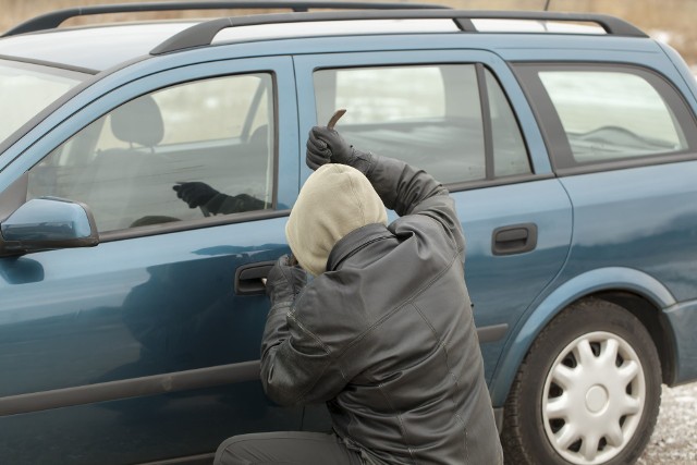 Samochody giną nie tylko z parkingów. Złodzieje mają wiele sposobów, by wykorzystać naszą nieostrożność i ukraść nasz pojazd, nawet gdy nim się poruszamy. Warto zapoznać się z metodami działania złodziei. Chodzi bowiem nie tylko o nasz pojazd, ale często o nasze zdrowie lub życie. Oto kilka metod, które stosują przestępcy... Zobacz, jak kradną samochody >>>