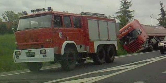 Tir w rowie koło Przybiernowa.