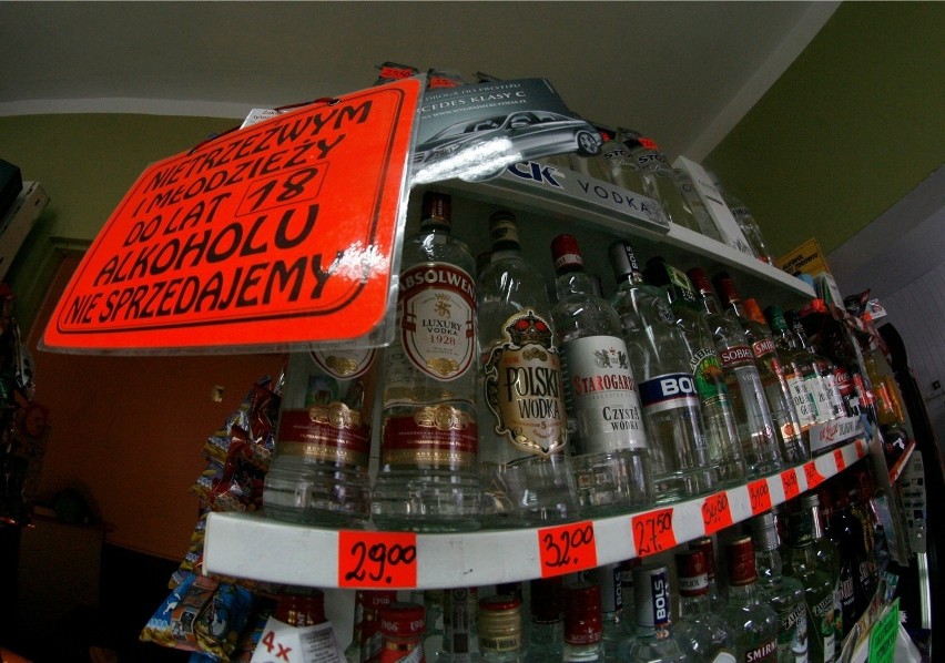 Napadli na sklep w Katowicach, żeby ukraść dwie butelki wódki