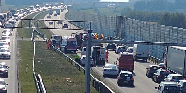 Dwa rozbite pojazdy, jedna osoba ranna, utrudnienia... Na autostradzie A2 doszło do wypadku.Wypadek miał miejsce na 383 kilometrze autostrady A2, na wysokości Poznania, przed godz. 15 w piątek (21 września). Na pasie wiodącym w kierunku Poznania, zderzyły się ze sobą samochód osobowy i bus.Czytaj dalej na kolejnym slajdzie