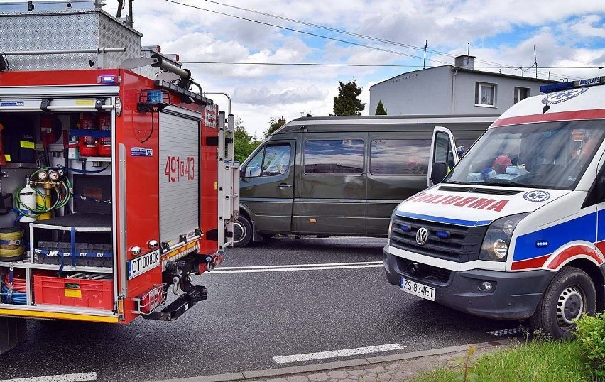 Na ul. Mroteckiej w Nakle doszło do zderzenia busa z...