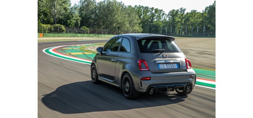 Nowy Abarth F595 to technologia Formuły 4 i hołd dla 50....