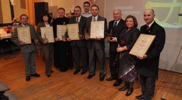 Laureaci Anime 2010 (od lewej): Rudolf Steinhoff, Helena Buchner, o. Hubert Dyballa, Krzysztof Rother, Bernard Czok, Jan Kowal oraz Kornelia Patrzek, Krystian Czech i Marek Ciernia (z tyłu), którzy nagrodę odebrali w imieniu bryniczan.