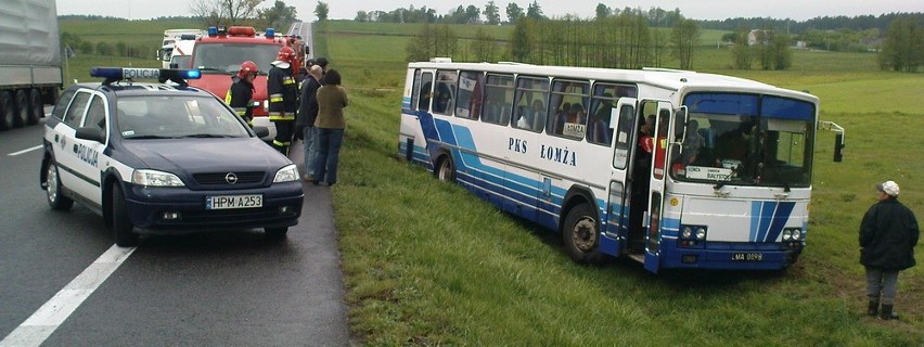 Autobus z pasażerami wjechał do rowu. Kierowca był tak pijany, że zjechał z drogi (zdjęcia)