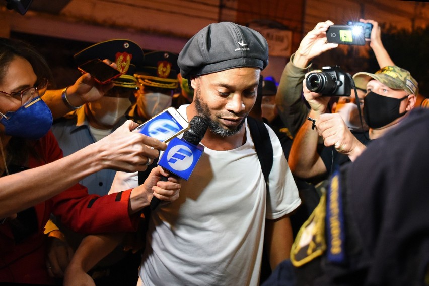 Ronaldinho wyszedł z więzienia i wyściskał się z rodziną