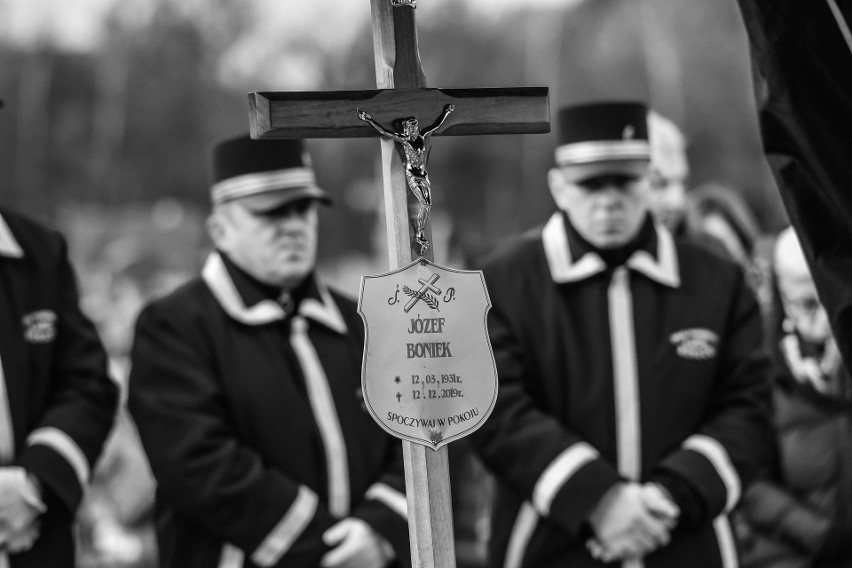 Piłkarz i trener, ojciec Zbigniewa Bońka.